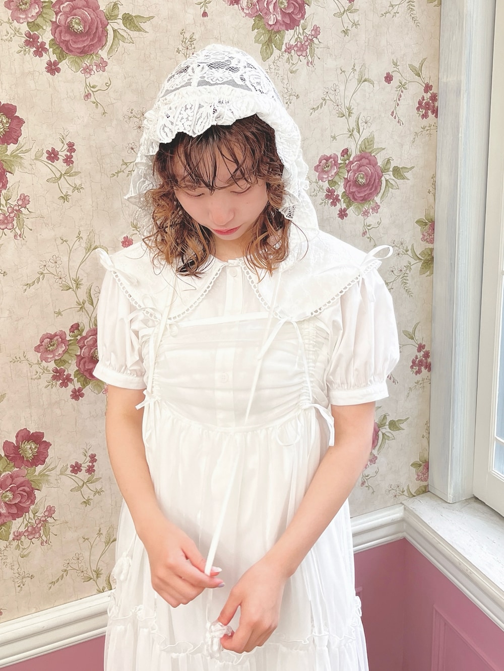 ホワイト系のシャツ/ブラウス、ホワイト系のワンピース、ブルー系のローファーを着用したレディースの夏コーディネートの6枚目の写真