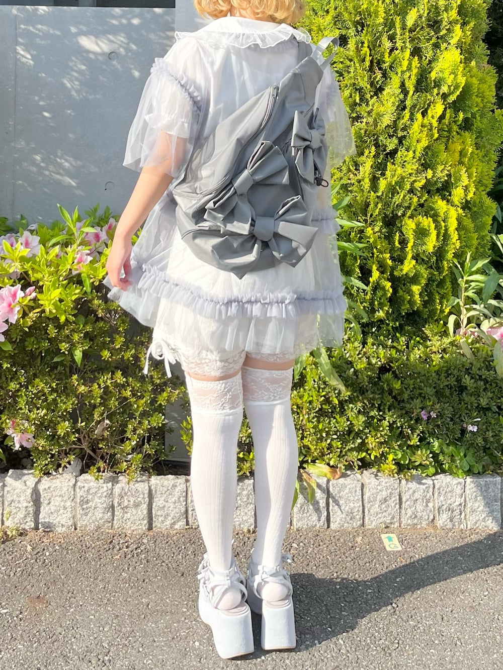 ブルー系のシャツ/ブラウス、ホワイト系のシャツ/ブラウス、ホワイト系のその他パンツを着用したレディースの春コーディネートの6枚目の写真