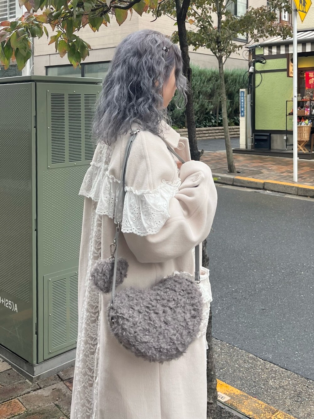 ホワイト系のチェスターコート、グレー系のワンピース、グレー系のショルダーバッグを着用したレディースの秋コーディネートの4枚目の写真