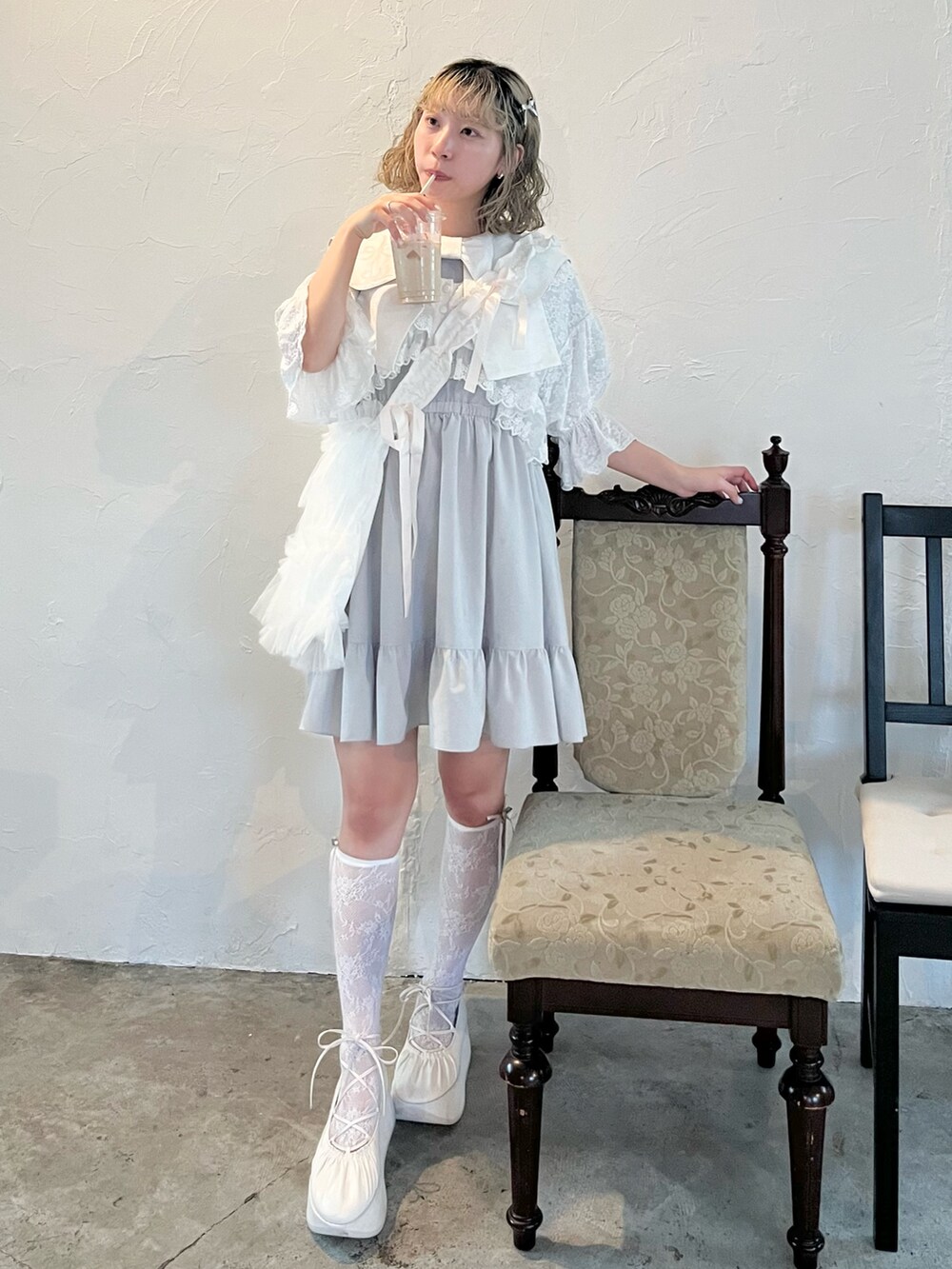 ブルー系のワンピース、ホワイト系のカーディガン/ボレロ、ホワイト系のバレエシューズを着用したレディースの春コーディネートの2枚目の写真