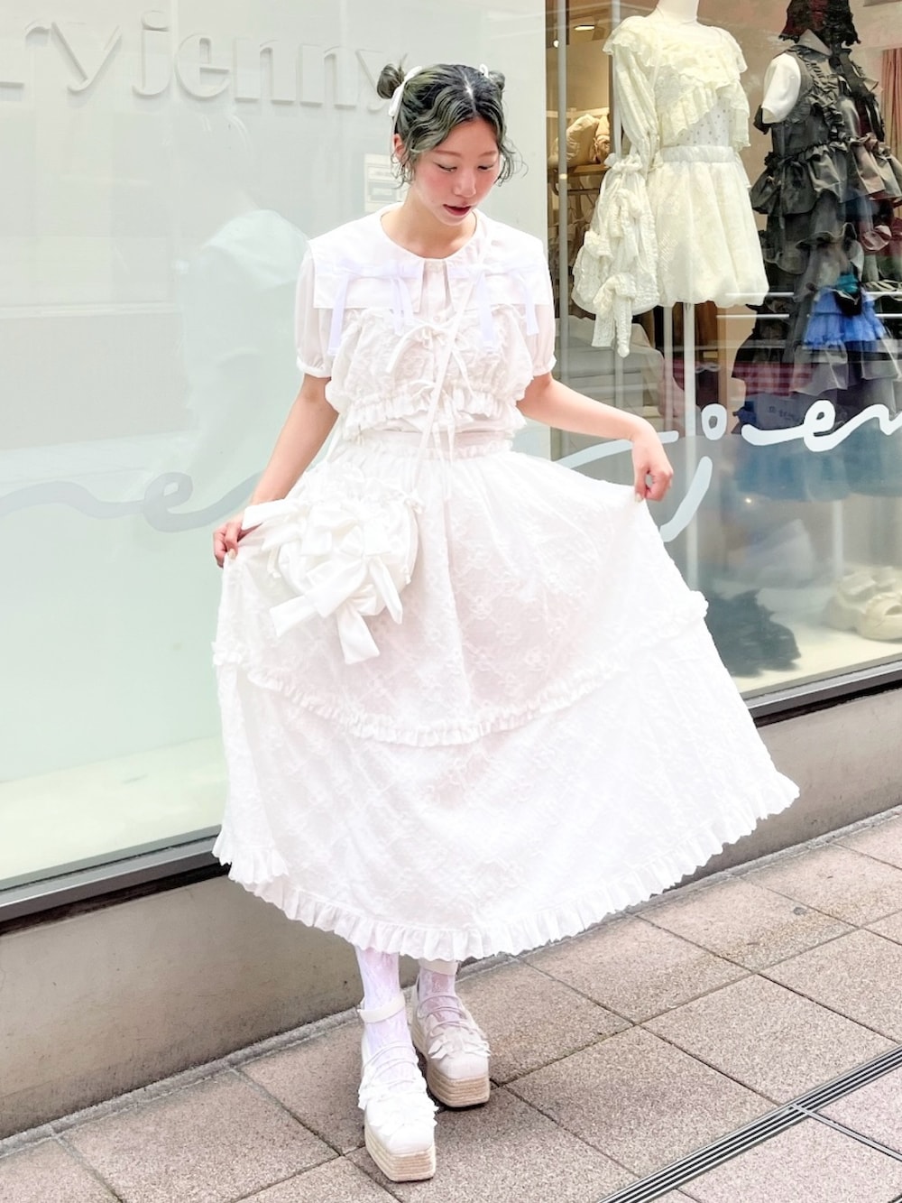 ホワイト系のシャツ/ブラウス、ホワイト系のシャツ/ブラウス、ホワイト系のスカートを着用したレディースの夏コーディネートの2枚目の写真