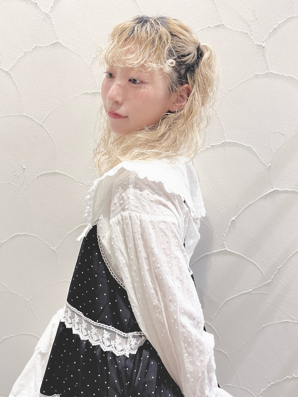 ホワイト系のシャツ/ブラウス、ブラック系のワンピース、ホワイト系のスニーカーを着用したレディースの冬コーディネートの7枚目の写真