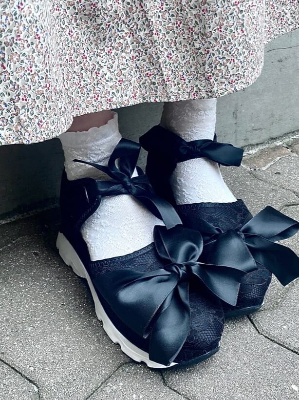 ホワイト系のTシャツ/カットソー、パープル系のスカートを着用したレディースの夏コーディネートの7枚目の写真