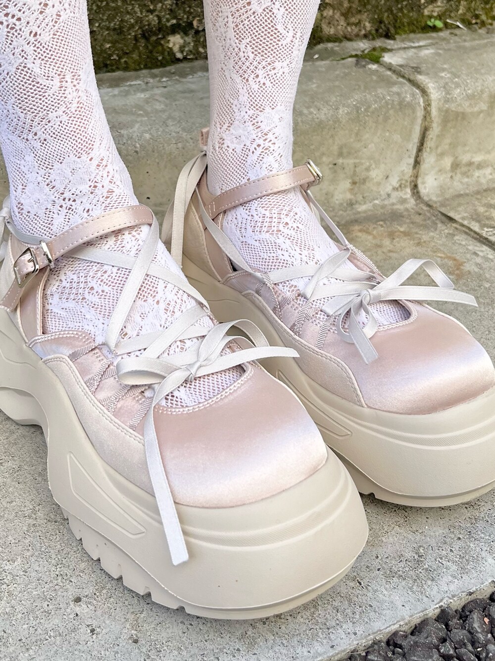 ホワイト系のシャツ/ブラウス、ホワイト系のスウェット、ホワイト系のショルダーバッグを着用したレディースの冬コーディネートの8枚目の写真