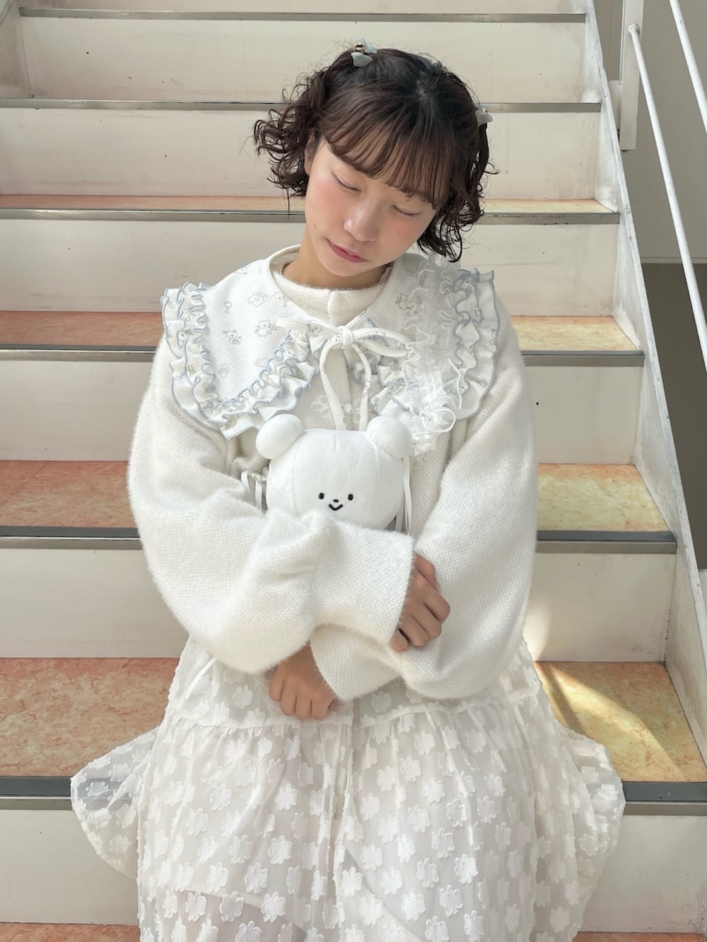 ホワイト系のカーディガン/ボレロ、ホワイト系のショルダーバッグ、ホワイト系のワンピースを着用したレディースの秋コーディネートの9枚目の写真