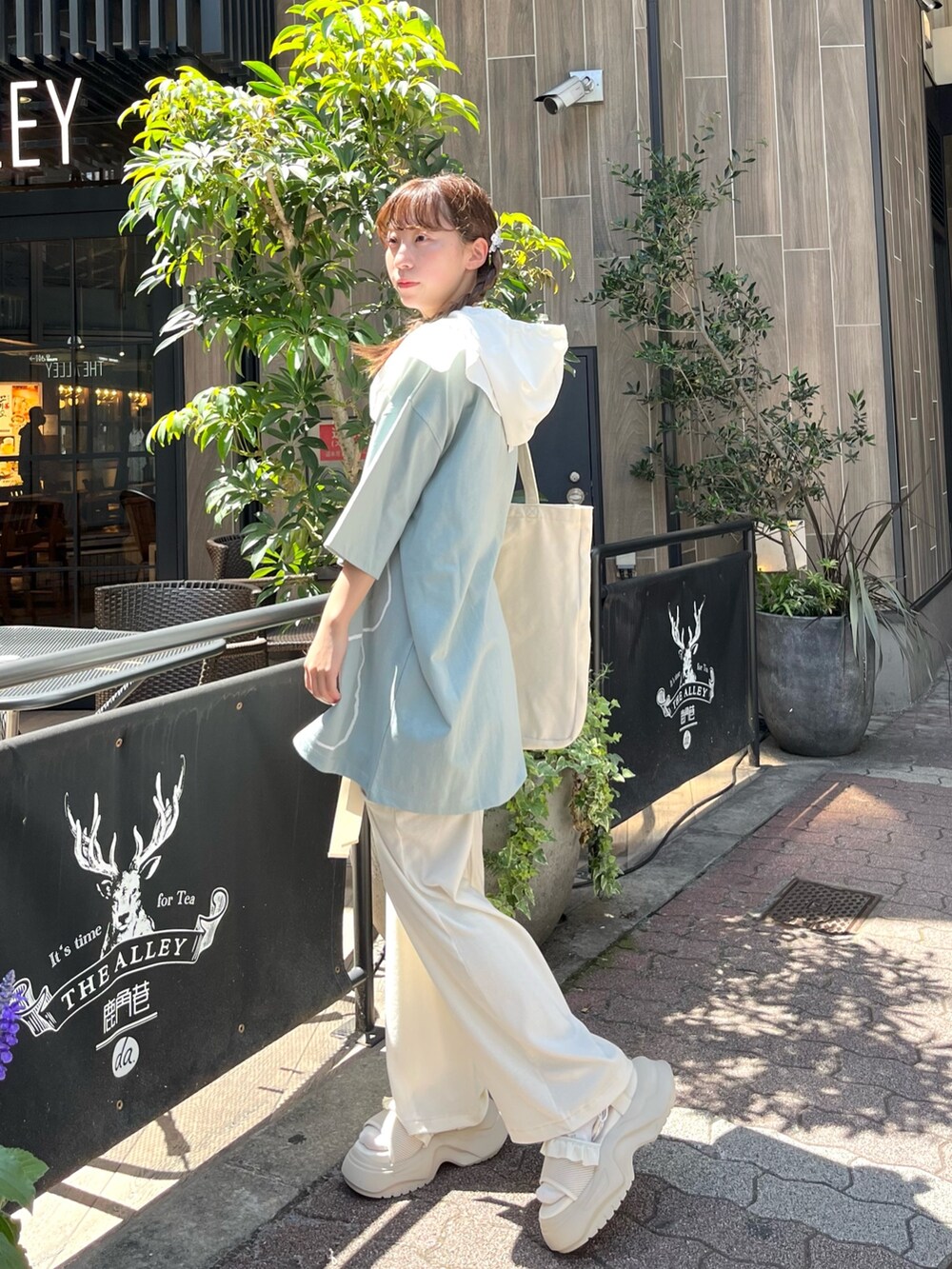 ブルー系のTシャツ/カットソー、ホワイト系のトートバッグ、ホワイト系のその他パンツを着用したレディースの春コーディネートの2枚目の写真