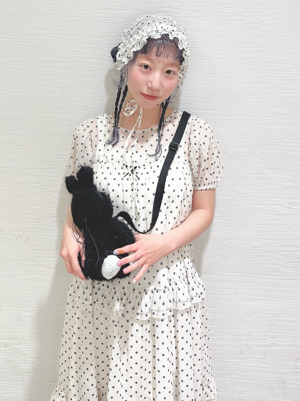 ホワイト系のワンピース、ブラック系のショルダーバッグ、ホワイト系のスニーカーを着用したレディースの春コーディネートの6枚目の写真