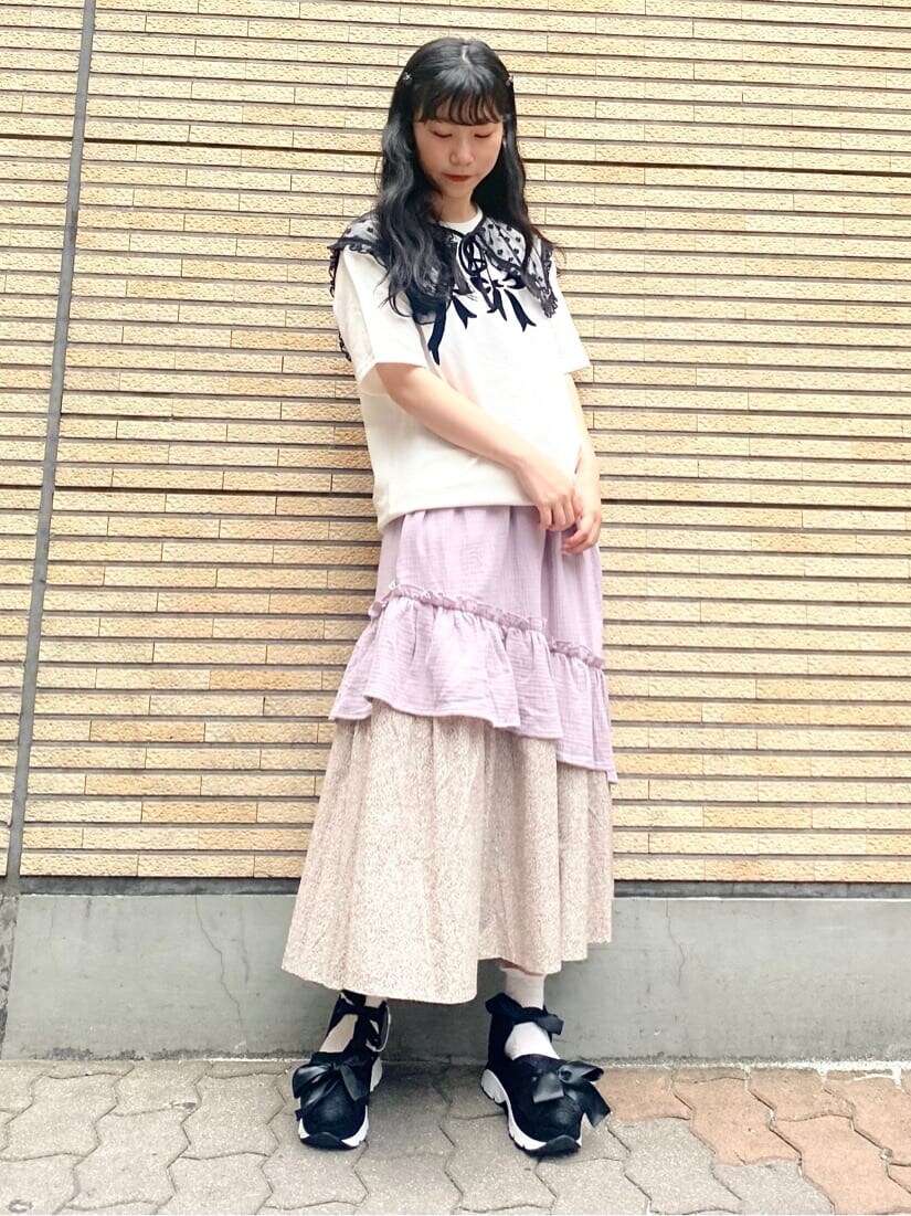 ホワイト系のTシャツ/カットソー、パープル系のスカートを着用したレディースの夏コーディネートの2枚目の写真