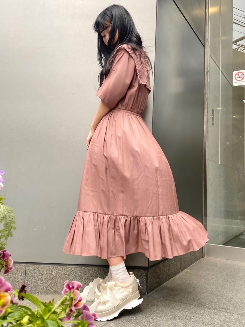 ピンク系のワンピースを着用したレディースの春コーディネートの2枚目の写真