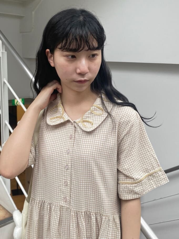 ベージュ系のワンピース、ホワイト系のトートバッグを着用したレディースの夏コーディネートの7枚目の写真