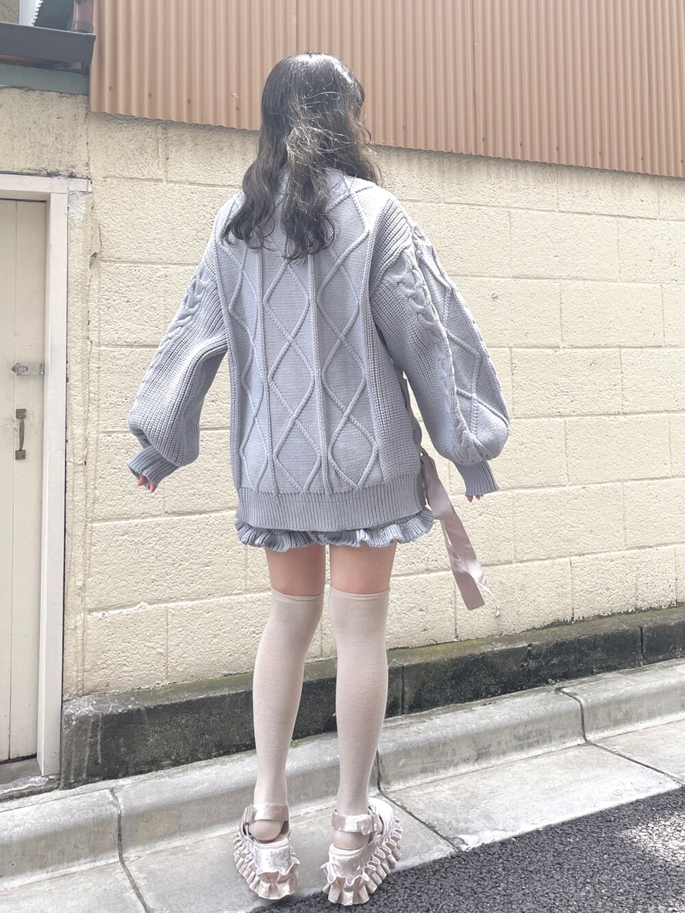 ホワイト系のサンダル、ブルー系のスウェットパンツ、ブルー系のニット/セーターを着用したレディースの夏コーディネートの3枚目の写真