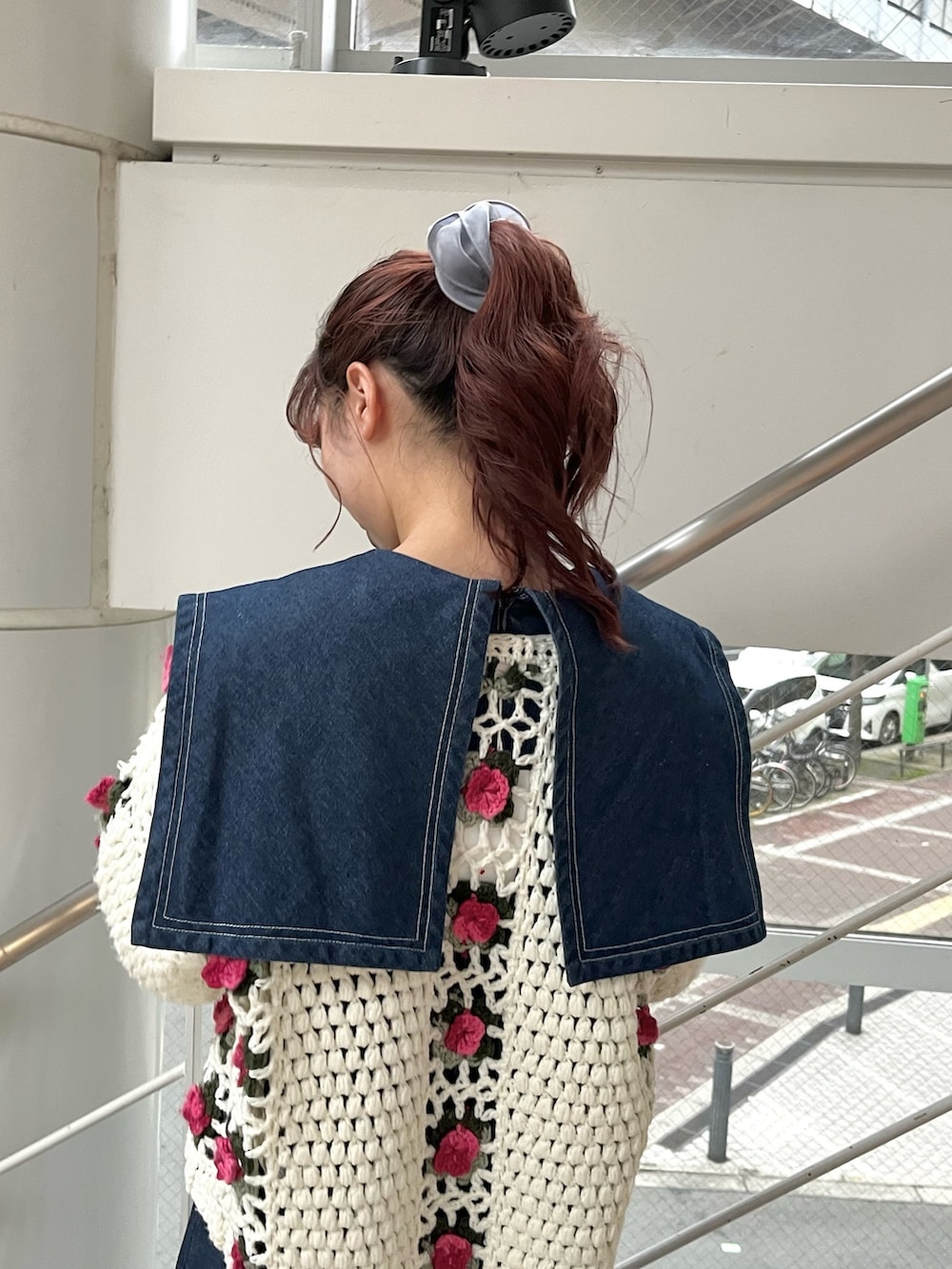 ブルー系のワンピース、ホワイト系のカーディガン/ボレロ、レッド系のその他シューズを着用したレディースの冬コーディネートの5枚目の写真