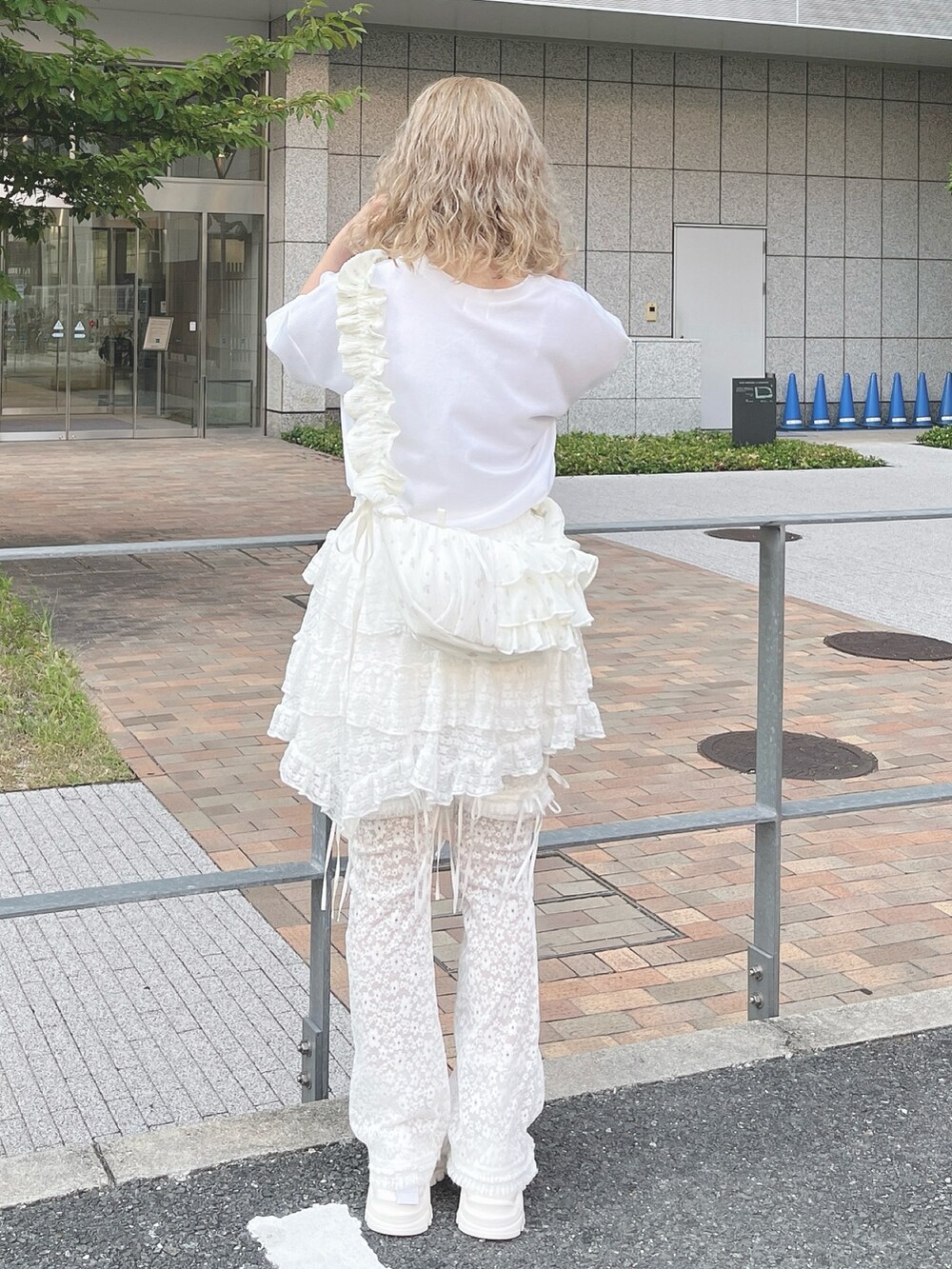 ホワイト系のショルダーバッグ、ホワイト系のTシャツ/カットソー、ホワイト系のスカートを着用したレディースの夏コーディネートの3枚目の写真