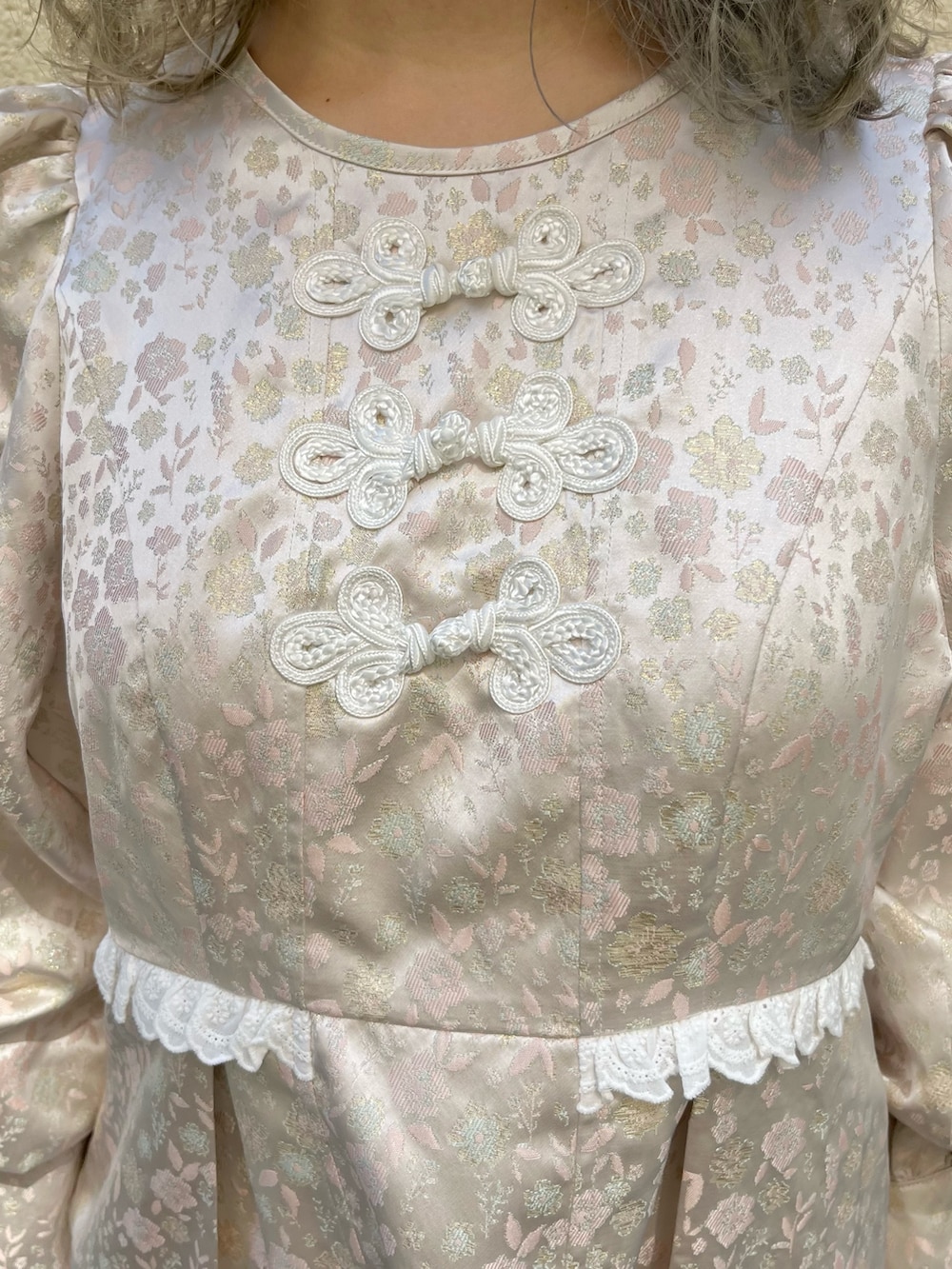 ピンク系のワンピース、ホワイト系のショルダーバッグ、ホワイト系のスニーカーを着用したレディースの秋コーディネートの8枚目の写真