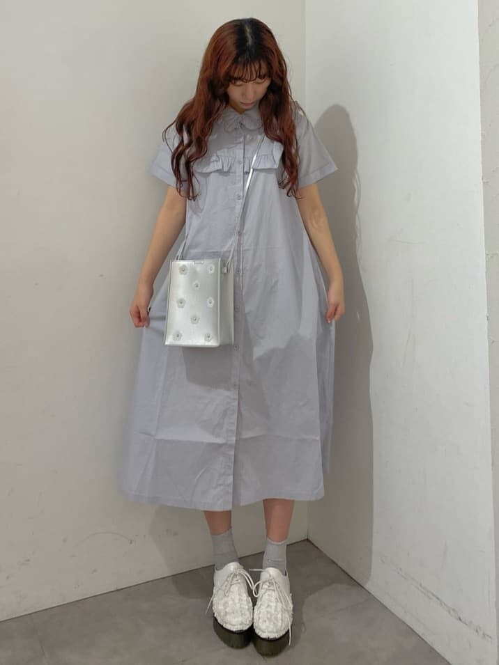 ホワイト系のその他シューズ、ブルー系のワンピース、シルバー系のショルダーバッグを着用したレディースの春コーディネートの2枚目の写真