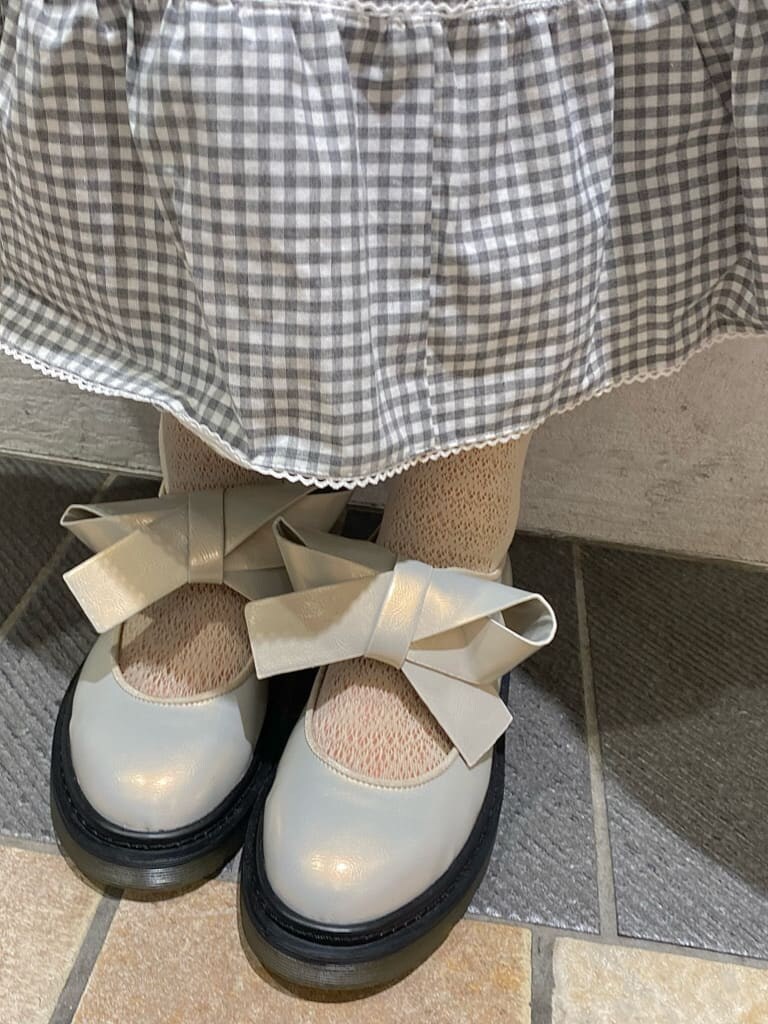 ホワイト系のパンプス、ブルー系のシャツ/ブラウス、グレー系のスカートを着用したレディースの冬コーディネートの7枚目の写真