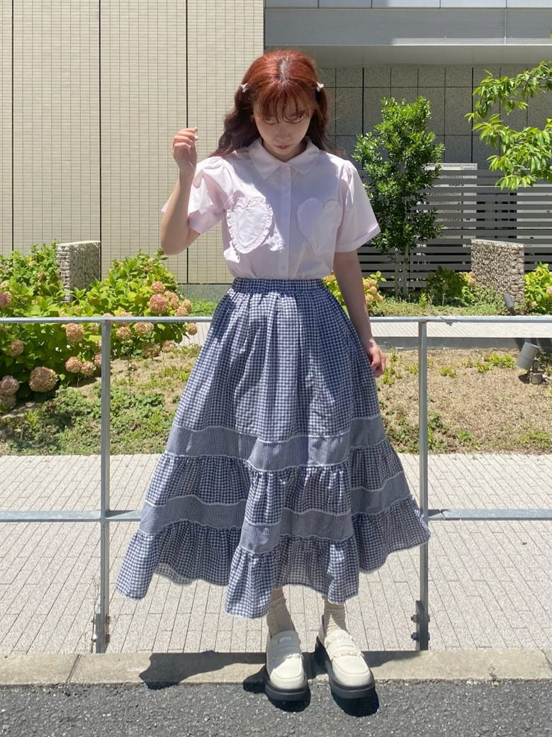 ホワイト系のローファー、ピンク系のシャツ/ブラウス、ブラック系のスカートを着用したレディースの夏コーディネートの2枚目の写真