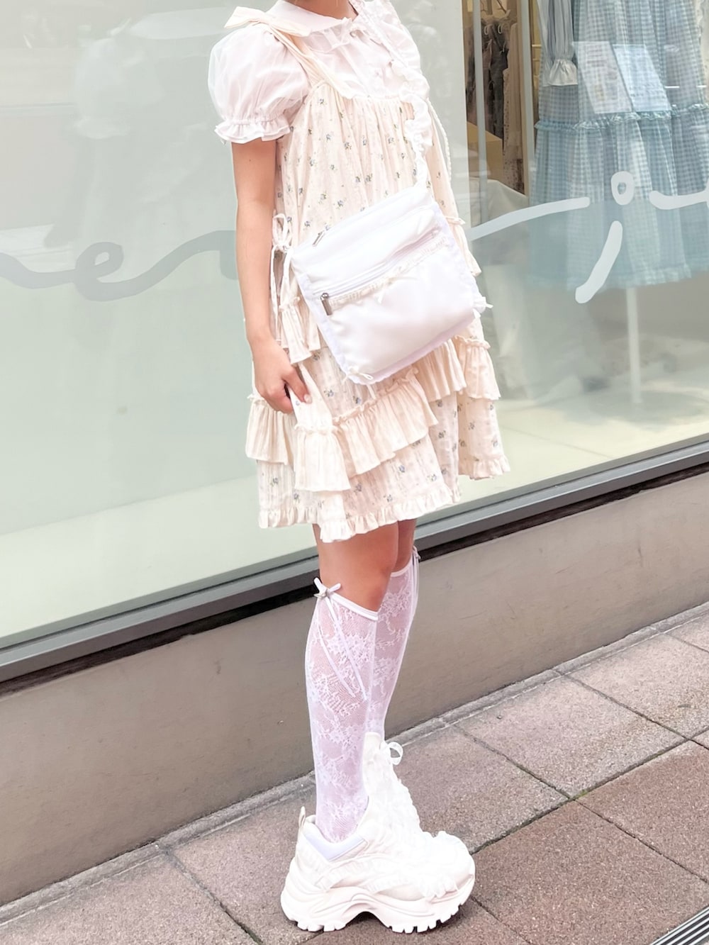 ホワイト系のシャツ/ブラウス、ブルー系のワンピース、ホワイト系のショルダーバッグを着用したレディースの春コーディネートの6枚目の写真