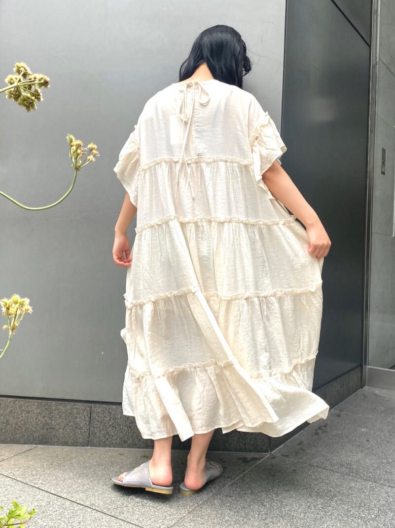 ホワイト系のワンピースを着用したレディースの夏コーディネートの4枚目の写真