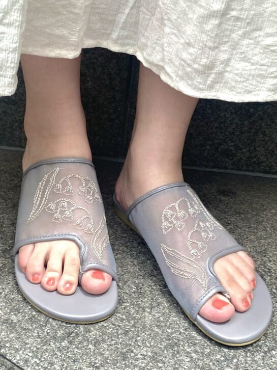 ホワイト系のワンピースを着用したレディースの夏コーディネートの6枚目の写真