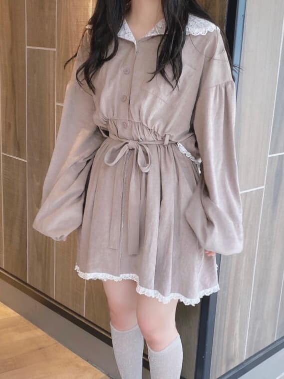 ベージュ系のワンピース、ベージュ系のサンダルを着用したレディースの夏コーディネートの5枚目の写真