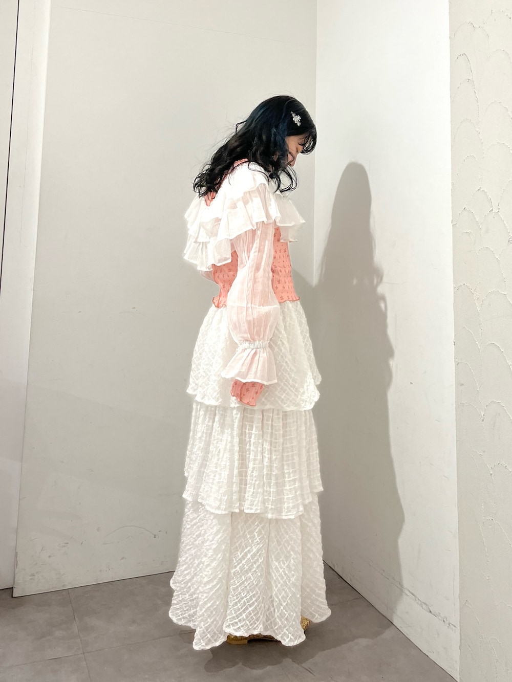 ホワイト系のシャツ/ブラウス、ピンク系のTシャツ/カットソー、ホワイト系のスカートを着用したレディースの冬コーディネートの3枚目の写真