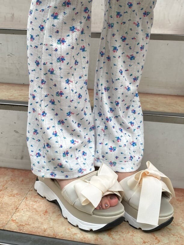 ホワイト系のワンピース、ホワイト系のその他パンツ、ホワイト系のサンダルを着用したレディースの春コーディネートの6枚目の写真