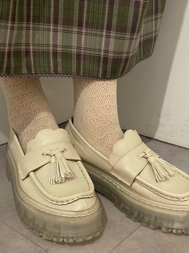 ベージュ系のカーディガン/ボレロ、ホワイト系のショルダーバッグ、グリーン系のワンピースを着用したレディースの秋コーディネートの4枚目の写真