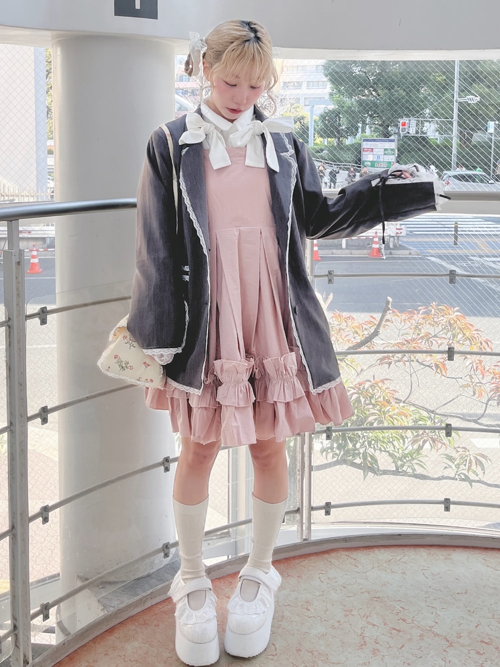 グレー系のテーラードジャケット、ホワイト系のシャツ/ブラウス、ピンク系のワンピースを着用したレディースの冬コーディネートの2枚目の写真