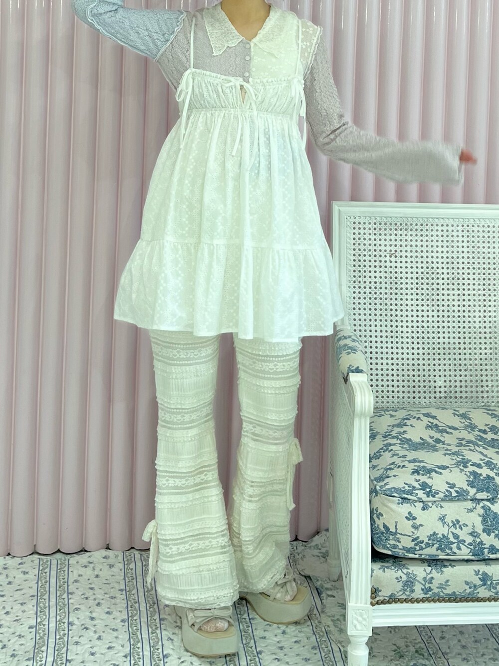 ホワイト系のキャミソール、その他のカーディガン/ボレロ、ホワイト系のその他パンツを着用したレディースの冬コーディネートの3枚目の写真