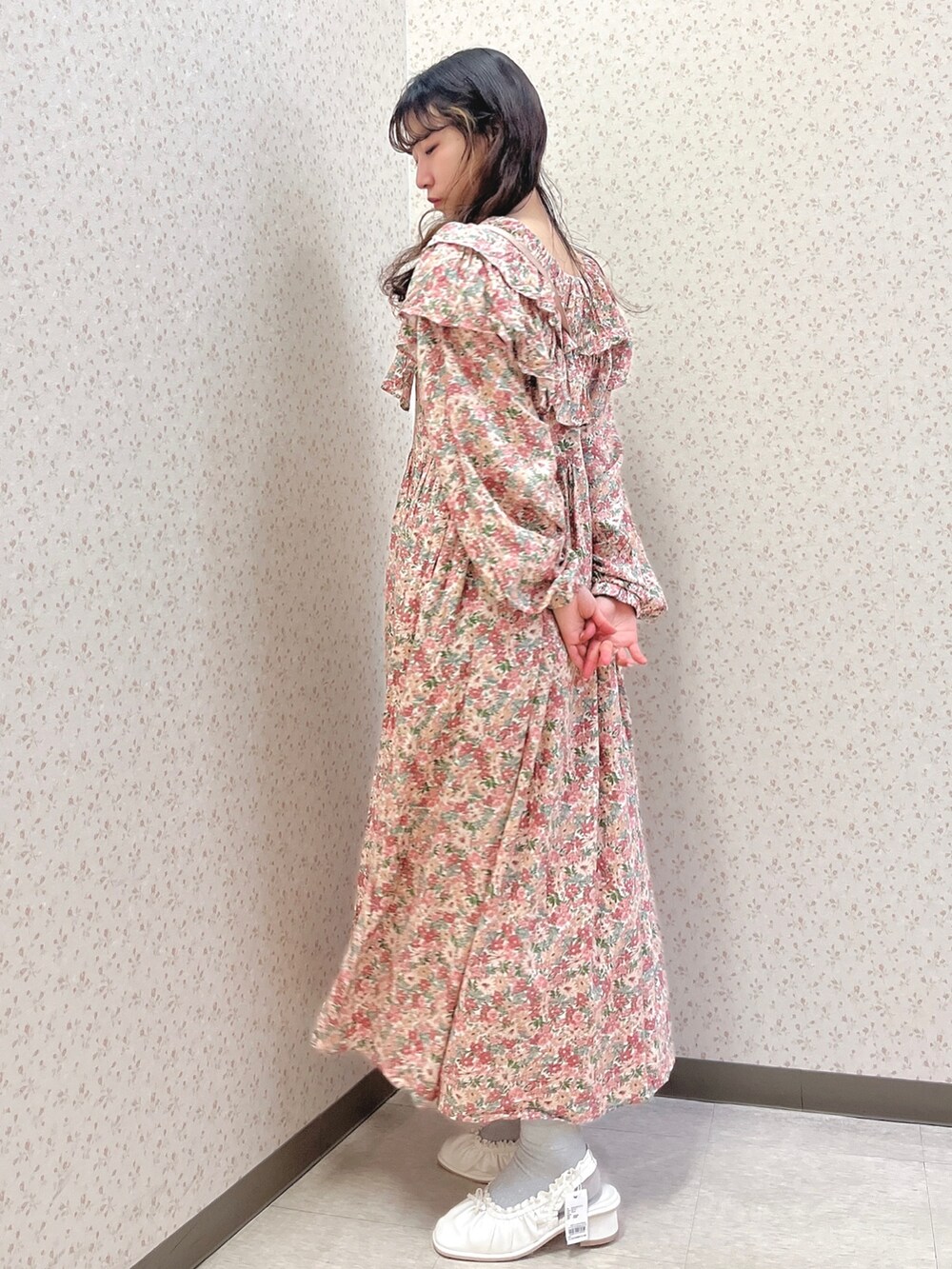 ピンク系のワンピース、ピンク系のショルダーバッグ、ホワイト系のパンプスを着用したレディースの春コーディネートの3枚目の写真