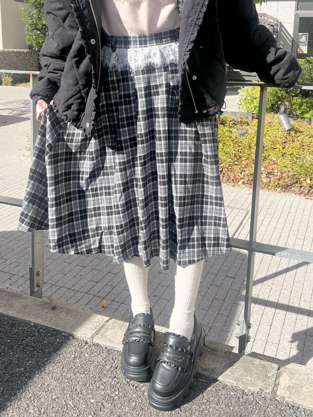 ピンク系のニット/セーター、ブラック系のスカート、ブラック系のローファーを着用したレディースの冬コーディネートの7枚目の写真