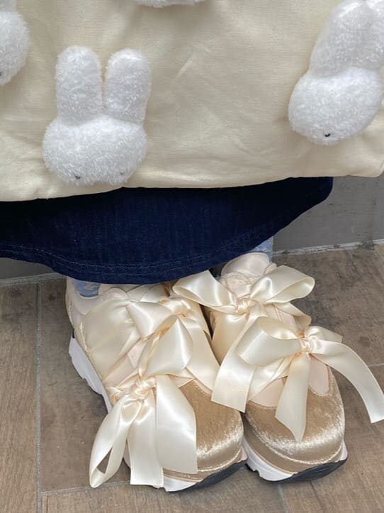 ブルー系のワンピース、ホワイト系のスニーカー、ホワイト系のトートバッグを着用したレディースの冬コーディネートの5枚目の写真