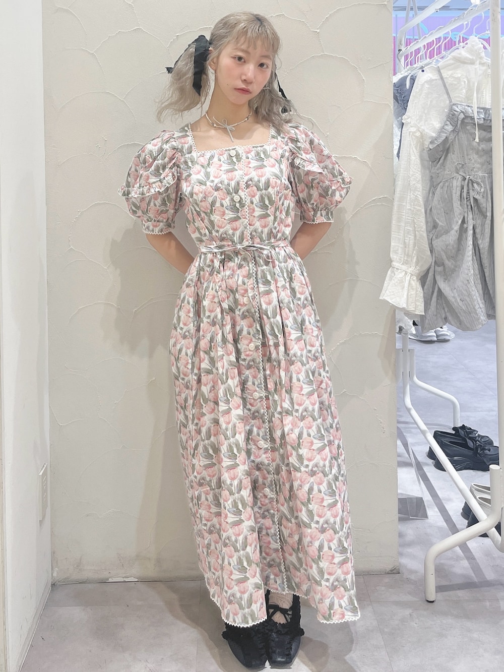 ホワイト系のワンピース、ブラック系のバレエシューズ、グリーン系のチョーカーを着用したレディースの春コーディネートの2枚目の写真