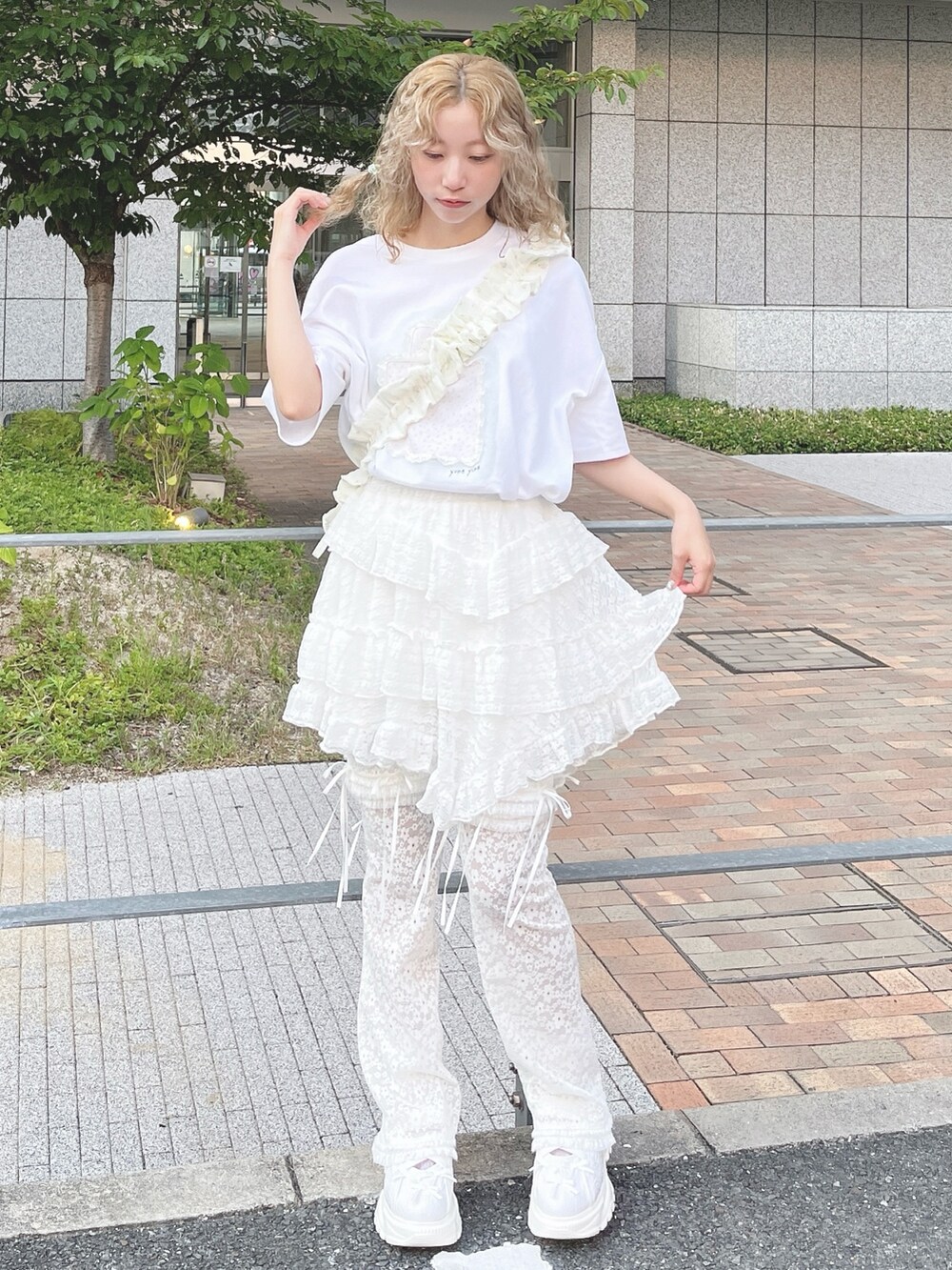 ホワイト系のショルダーバッグ、ホワイト系のTシャツ/カットソー、ホワイト系のスカートを着用したレディースの夏コーディネートの2枚目の写真
