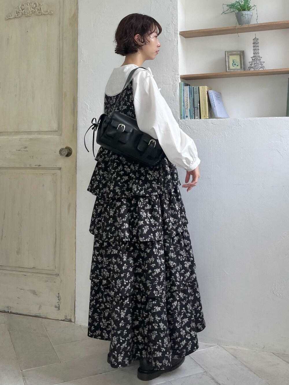 ブラック系のショルダーバッグ、ホワイト系のシャツ/ブラウス、ブラック系のワンピースを着用したレディースの秋コーディネートの2枚目の写真