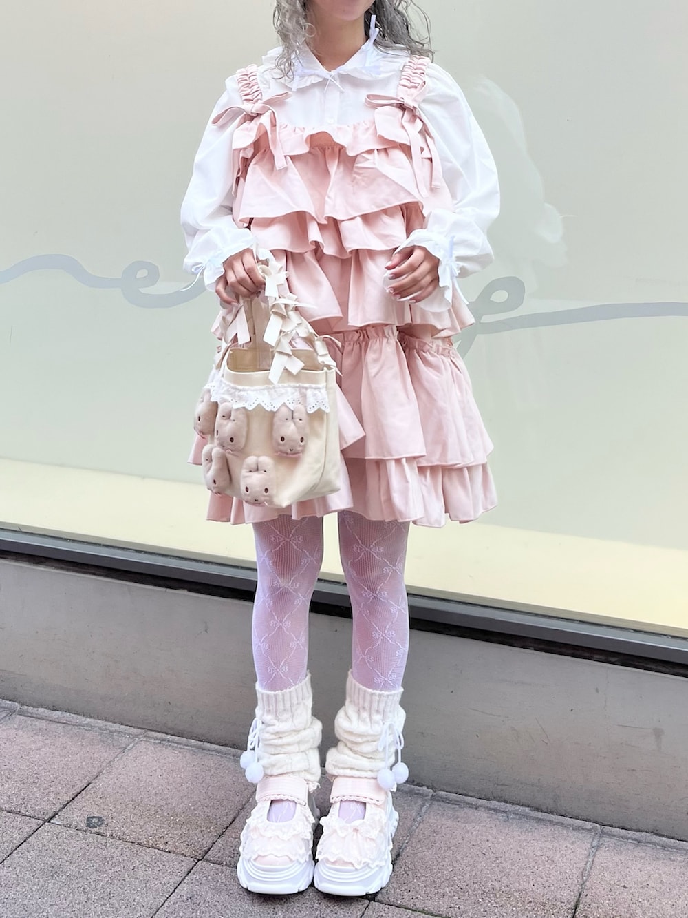 ホワイト系のシャツ/ブラウス、ピンク系のワンピース、ホワイト系のハンドバッグを着用したレディースの秋コーディネートの5枚目の写真