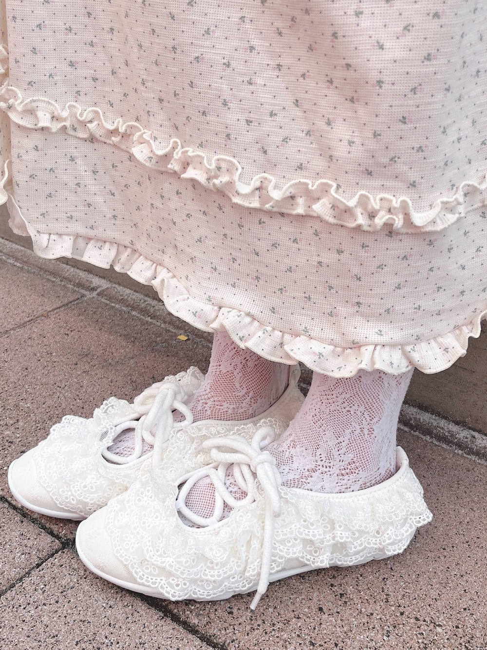 ピンク系のワンピース、ホワイト系のシャツ/ブラウス、ホワイト系のショルダーバッグを着用したレディースの夏コーディネートの10枚目の写真