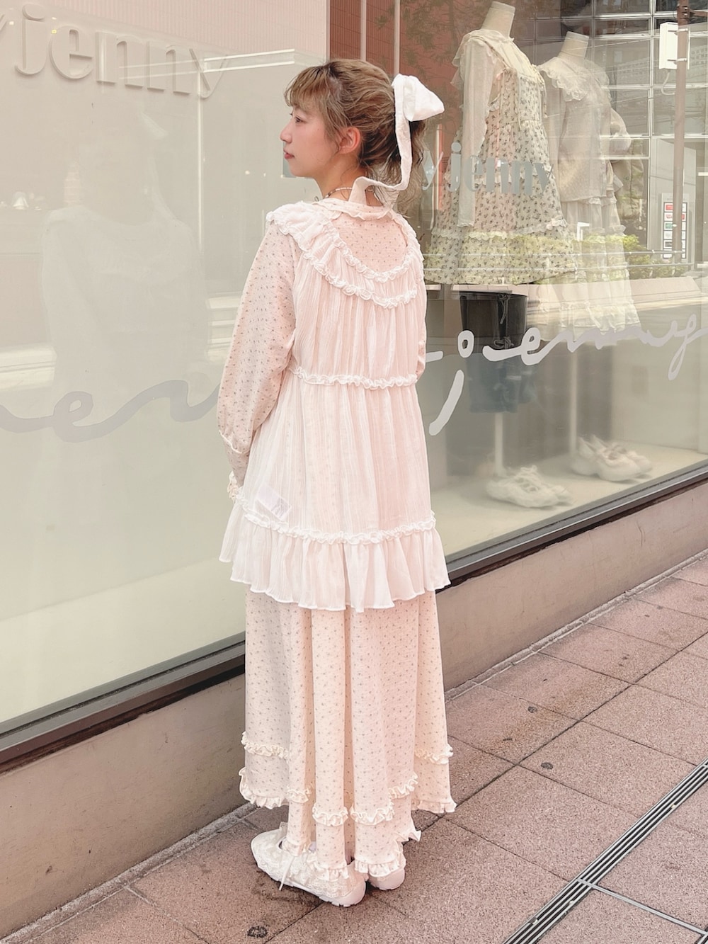 ピンク系のワンピース、ホワイト系のシャツ/ブラウス、ホワイト系のショルダーバッグを着用したレディースの夏コーディネートの3枚目の写真