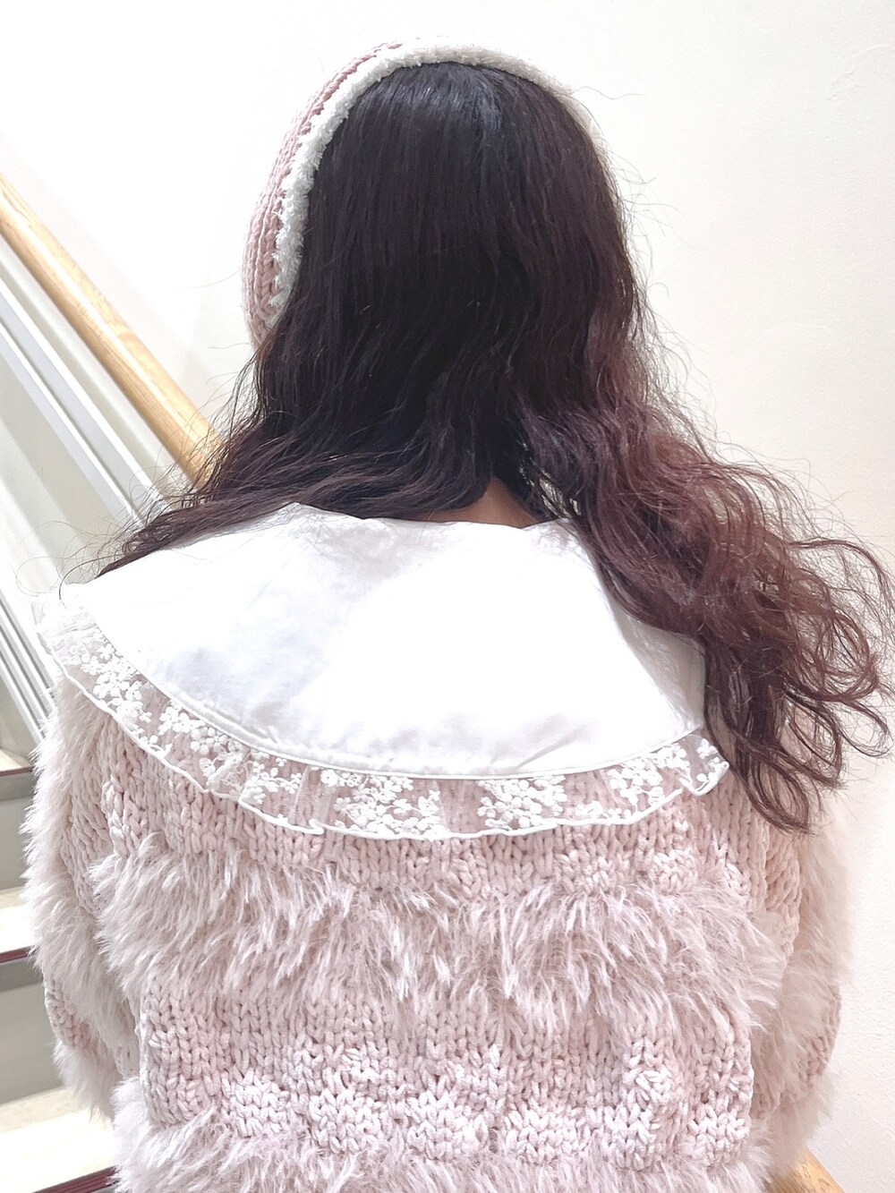 ピンク系のカーディガン/ボレロ、ホワイト系のシャツ/ブラウス、ホワイト系のワンピースを着用したレディースの秋コーディネートの5枚目の写真