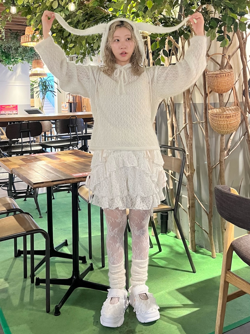 ホワイト系のその他パンツ、ホワイト系のニット/セーター、ホワイト系のバックパック/リュックを着用したレディースの秋コーディネートの2枚目の写真