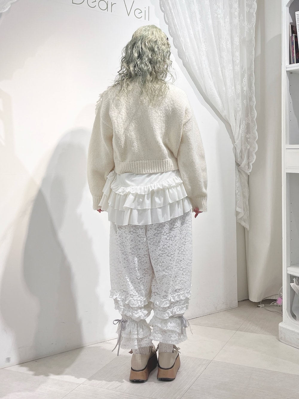 ホワイト系のその他パンツ、ホワイト系のニット/セーター、ホワイト系のTシャツ/カットソーを着用したレディースの夏コーディネートの2枚目の写真