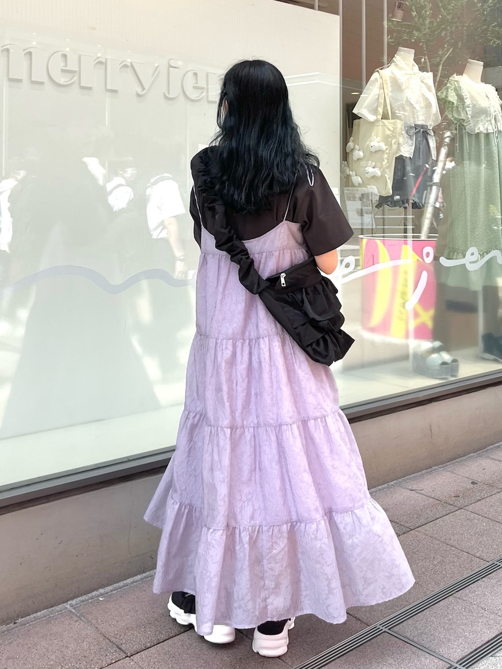 グレー系のTシャツ/カットソー、パープル系のワンピース、ブラック系のショルダーバッグを着用したレディースの夏コーディネートの2枚目の写真