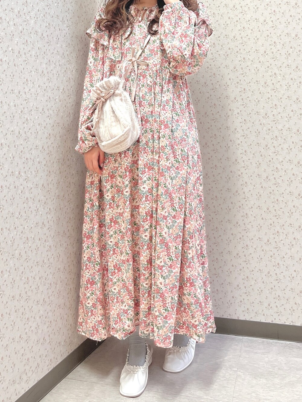 ピンク系のワンピース、ピンク系のショルダーバッグ、ホワイト系のパンプスを着用したレディースの春コーディネートの4枚目の写真