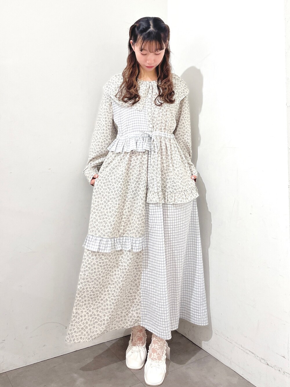 ホワイト系のシャツ/ブラウス、ブルー系のワンピース、ピンク系のショルダーバッグを着用したレディースの春コーディネートの7枚目の写真