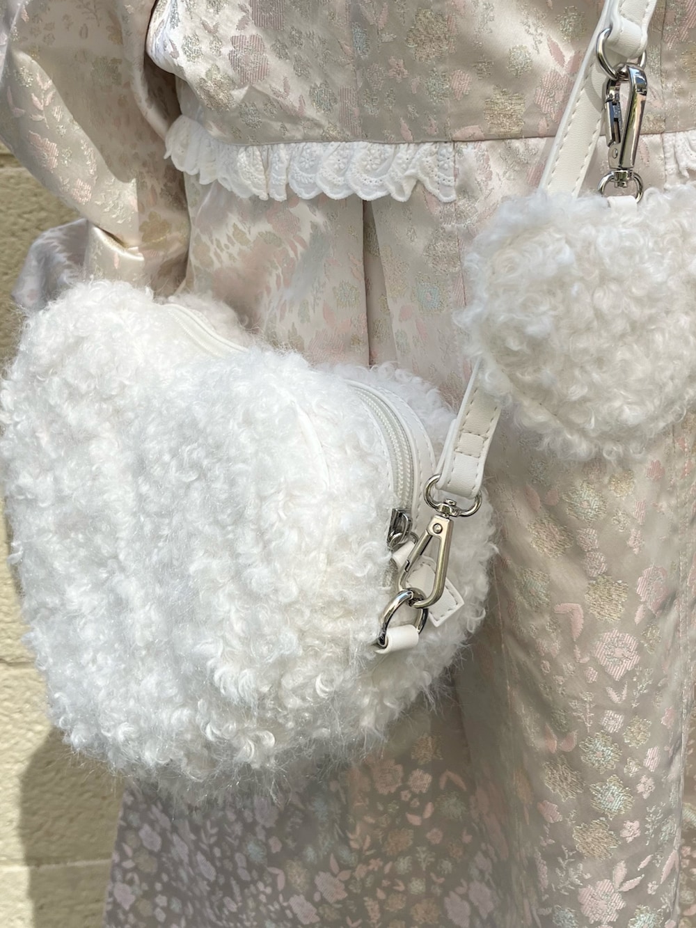 ピンク系のワンピース、ホワイト系のショルダーバッグ、ホワイト系のスニーカーを着用したレディースの秋コーディネートの9枚目の写真