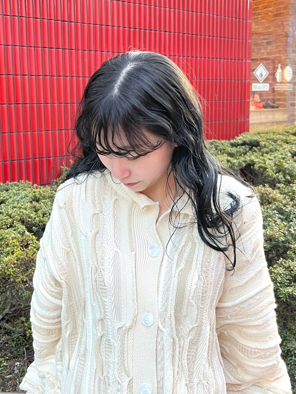 ホワイト系のパンプス、ホワイト系のカーディガン/ボレロ、ホワイト系のその他パンツを着用したレディースの冬コーディネートの6枚目の写真