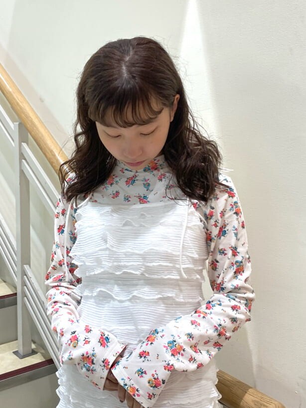 ホワイト系のパンプス、ホワイト系のパンプス、ホワイト系のTシャツ/カットソーを着用したレディースの秋コーディネートの4枚目の写真