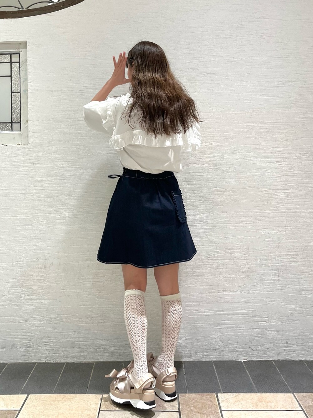 ホワイト系のTシャツ/カットソー、ブルー系のデニムスカート、ピンク系のサンダルを着用したレディースの春コーディネートの2枚目の写真