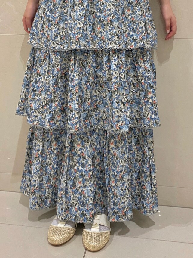 ベージュ系のパンプス、グリーン系のシャツ/ブラウスを着用したレディースの春コーディネートの6枚目の写真